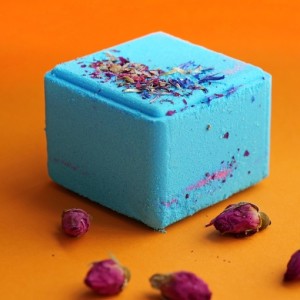 Бомбочка DUSHA кубик "Belle" голубой с васильком и розовыми лепестками, аромат Lancome — La vie est belle