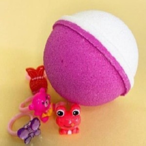 Бомбочка яйцо с игрушкой DUSHA "Розовый зефир" (бело-розовая, аромат клубничного зефира и ванили)